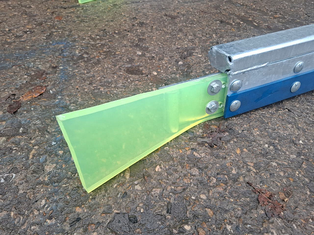 Дельта-скрепер AT по работе на бетонном покрытии 