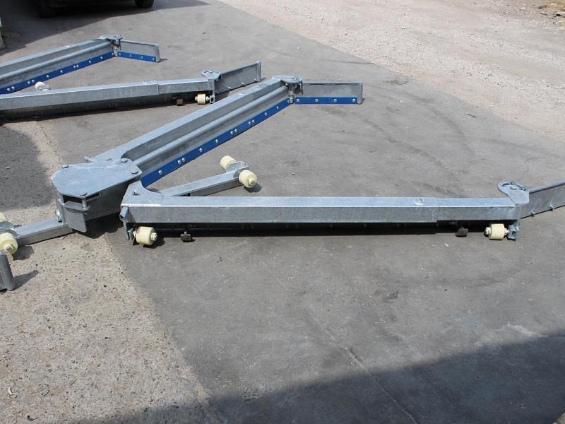 Комбискрепер Трансформер производства компании Агротек с возможностью ручного складывание крыльев скрепера. Данная модификация предназначена для резиновых покрытий. Опорные части скрепера оснащены роликами, которые во время движения не повреждают резиново