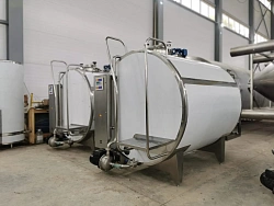 Охладитель молока закрытого типа объемом 2000 литров АТ